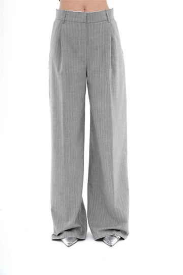 Ein Bekleidungsmodell aus dem Großhandel trägt  Weite Hose Mit Falten Und Schnittkante – Grau
, türkischer Großhandel Hose von Lefon