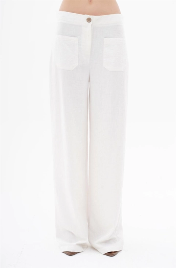 Bir model, Lefon toptan giyim markasının  Yama Cepli Keten Pantolon - Krem
 toptan Pantolon ürününü sergiliyor.