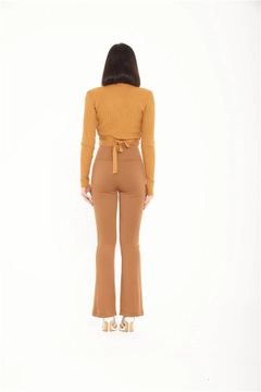 A wholesale clothing model wears lfn11211-slit-leggings-milky-brown, Turkish wholesale Leggings of Lefon