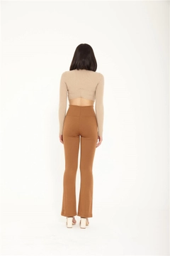 A wholesale clothing model wears lfn11211-slit-leggings-milky-brown, Turkish wholesale Leggings of Lefon