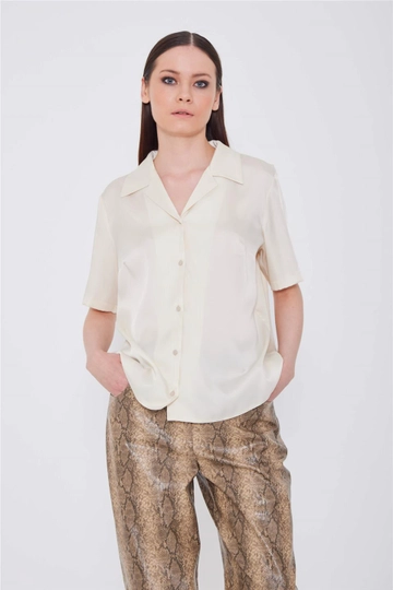 A wholesale clothing model wears  Loose Fit Short Sleeve Blouse Ivory - Cream
, Turkish wholesale Shirt of Lefon