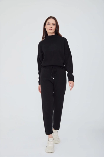 A wholesale clothing model wears  Drop Shoulder Turtleneck Knıt Sweater And Slım Fıt Knıt Trousers Wıth Pockets Deep Ink Black - Siyah
, Turkish wholesale Suit of Lefon