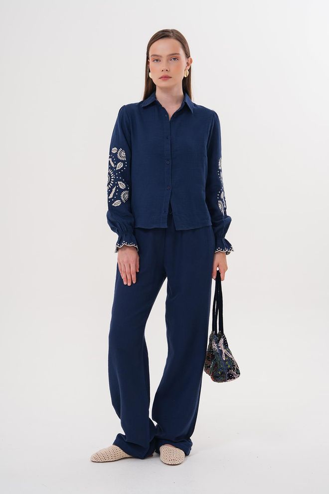 Levure Chemise Boutonnée Sur Le Devant Avec Broderie Détaillée Sur Les Manches Bleu Marine Vêtements en gros Décontracté