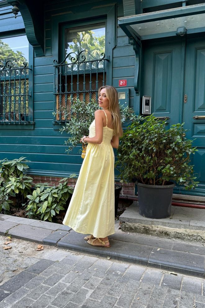 Levure Gelbes Ärmelloses Slip Kleid Mit Quadratischem Ausschnitt Großhandelskleidung Frühling