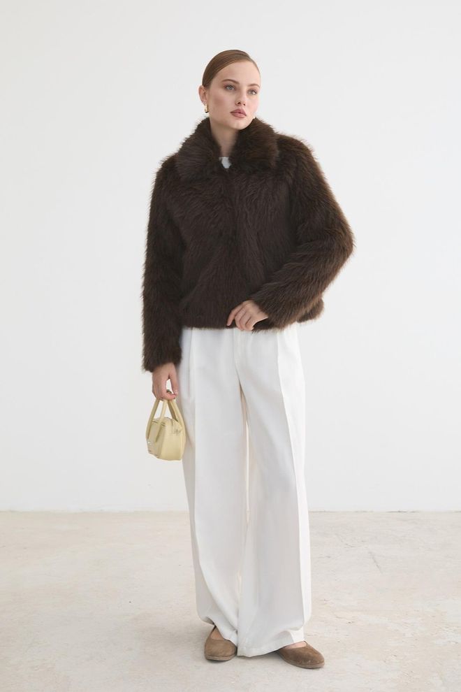 Levure Manteau En Fourrure Brun Avec Col Cranté Et Fermeture À Bouton pression Brown Fur Coat With Notched Collar And Snap Closure Vêtements en gros Décontracté