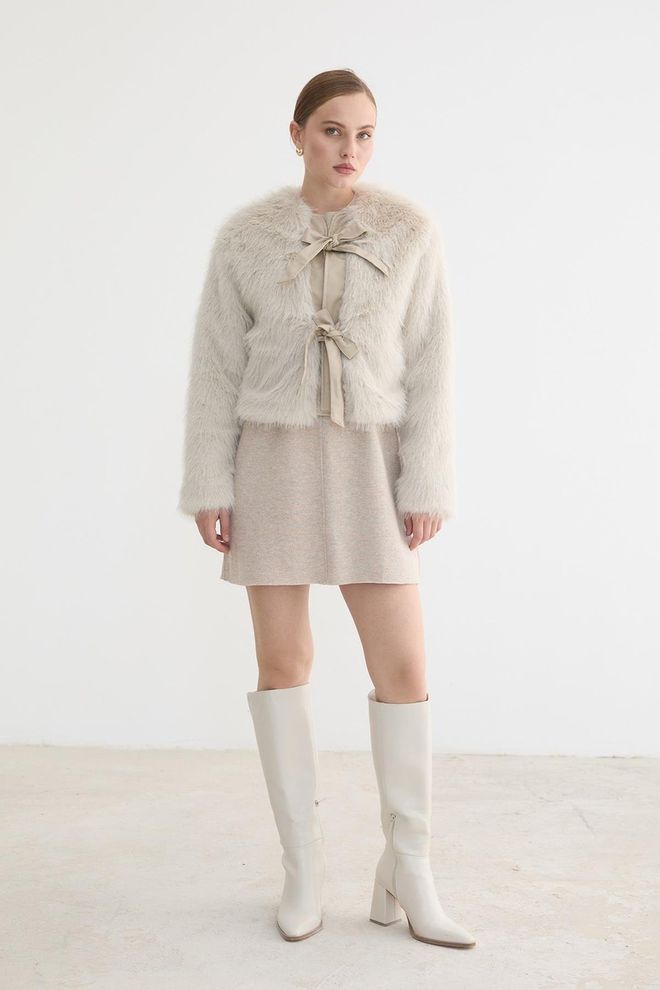 Levure Manteau Beige En Fourrure Enveloppant Avec Fermeture À Nouer Vêtements en gros Ancien