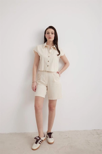 Een kledingmodel uit de groothandel draagt  Linnen cropped overhemd - Steen
, Turkse groothandel Crop-top van Levure