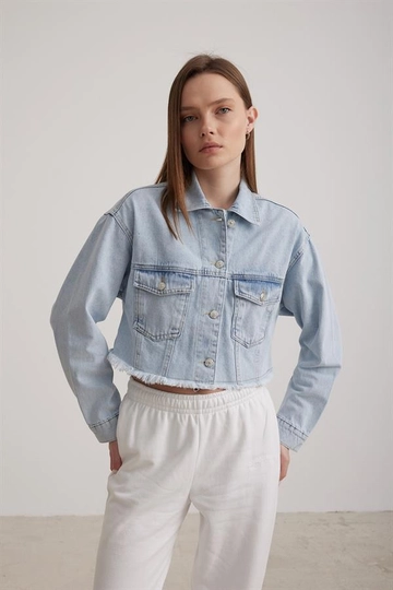 Ein Bekleidungsmodell aus dem Großhandel trägt  Crop Damen-Jeansjacke Mit Quaste Und Detailliertem Schnitt – Blau
, türkischer Großhandel Jeansjacke von Levure