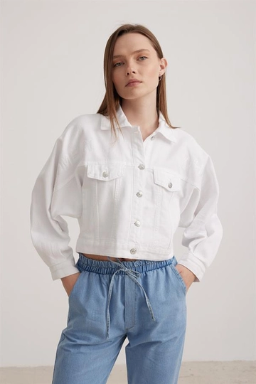 A wholesale clothing model wears  Crop Women's Denim Jacket With Text Detail - White
, Turkish wholesale Denim Jacket of Levure
