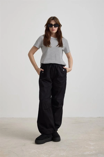 A wholesale clothing model wears  Thin Gabardine Leg Elastic Women's Trousers - Black
, Turkish wholesale Pants of Levure