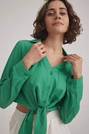 Bir model, Levure toptan giyim markasının  Kadın V Yaka Crop Bağlama Detaylı Gömlek Yeşil
 toptan Gömlek ürününü sergiliyor.