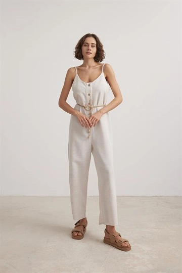 Bir model, Levure toptan giyim markasının  Kadın Askılı Keten Tulum Taş
 toptan Tulum ürününü sergiliyor.