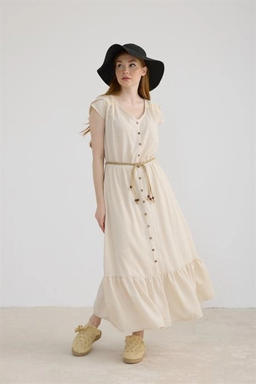 Bir model, Levure toptan giyim markasının  Dantel Detaylı Kemerli Keten Elbise Taş
 toptan Elbise ürününü sergiliyor.