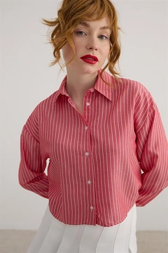 A wholesale clothing model wears lev10404-women's-slim-striped-crop-shirt-red, Turkish wholesale Shirt of Levure