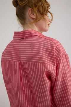 A wholesale clothing model wears lev10404-women's-slim-striped-crop-shirt-red, Turkish wholesale Shirt of Levure