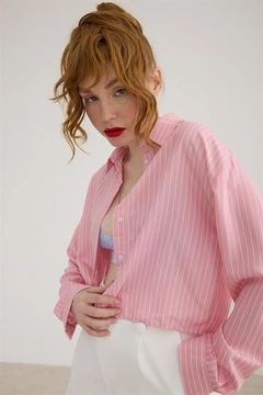A wholesale clothing model wears lev10405-women's-slim-striped-crop-shirt-powder, Turkish wholesale Shirt of Levure