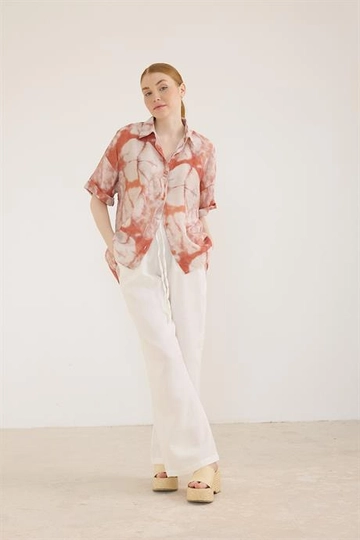 Bir model, Levure toptan giyim markasının  Desenli Duble Kollu Kısa Gömlek Kiremit
 toptan Gömlek ürününü sergiliyor.