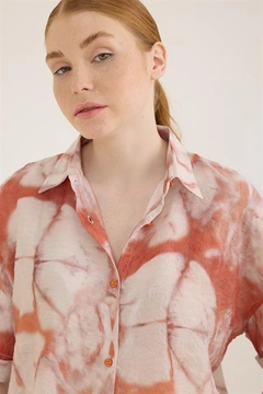 A wholesale clothing model wears lev10408-patterned-double-sleeve-short-shirt-tile, Turkish wholesale Shirt of Levure