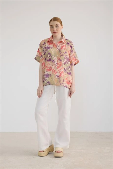 Bir model, Levure toptan giyim markasının  Desenli Duble Kollu Kısa Gömlek Pudra
 toptan Gömlek ürününü sergiliyor.