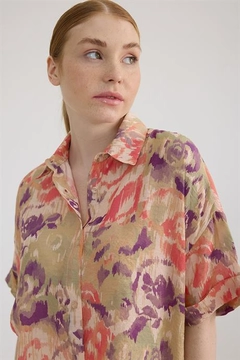 A wholesale clothing model wears lev10409-patterned-double-sleeve-short-shirt-powder, Turkish wholesale Shirt of Levure