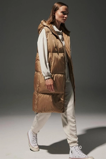 A wholesale clothing model wears  Padded Long Women's Vest Camel With Zipper Detail On The Sides
, Turkish wholesale Vest of Levure