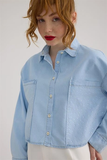 Bir model, Levure toptan giyim markasının  Cep Taş Detaylı Uzun Kollu Kot Gömlek - Buz Mavi
 toptan Gömlek ürününü sergiliyor.