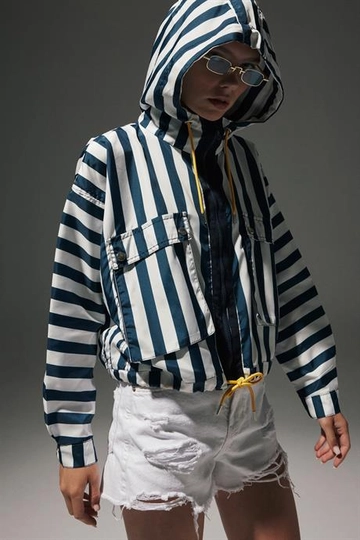 Ein Bekleidungsmodell aus dem Großhandel trägt  Detaillierter Trenchcoat Für Damen Mit Kapuze In Ecru
, türkischer Großhandel Mantel von Levure