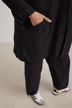 Ein Bekleidungsmodell aus dem Großhandel trägt lev10427-parachute-pocket-detailed-women's-trousers-black, türkischer Großhandel Hose von Levure
