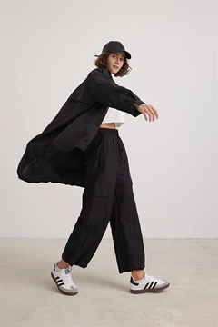 Una modelo de ropa al por mayor lleva lev10427-parachute-pocket-detailed-women's-trousers-black, Pantalón turco al por mayor de Levure