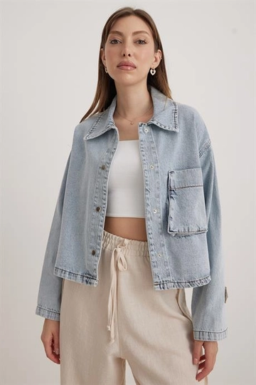 Bir model, Levure toptan giyim markasının  Torba Cep Detaylı Kot Ceket - Mavi
 toptan Kot Ceket ürününü sergiliyor.