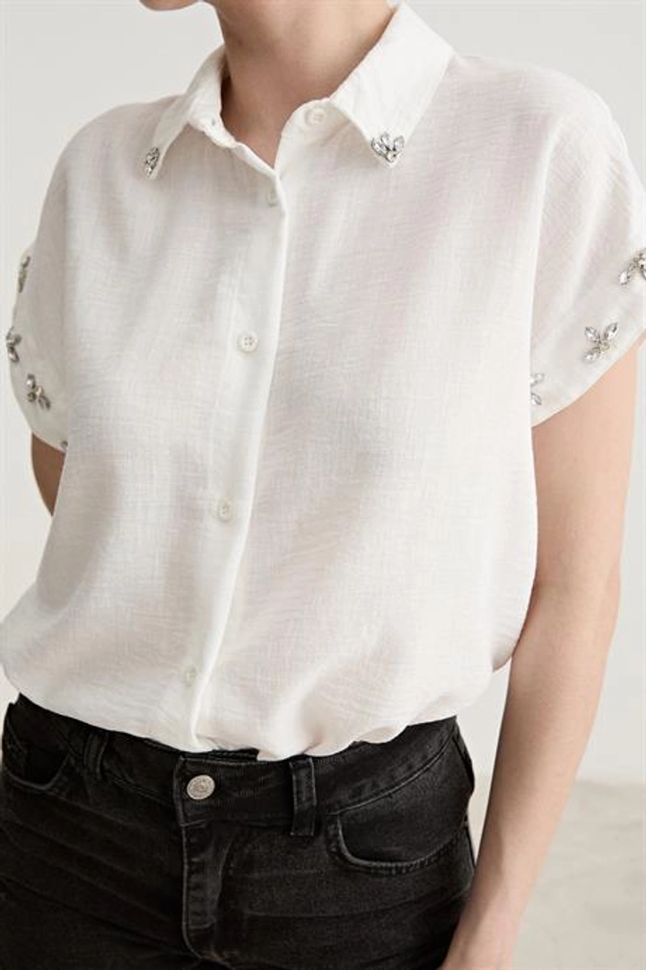 A wholesale clothing model wears lev10437-linen-sleeve-stone-detailed-shirt-white, Turkish wholesale Shirt of Levure