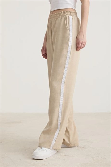 A wholesale clothing model wears  White Stripe Detailed Elastic Trousers Stone
, Turkish wholesale Pants of Levure