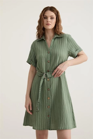 Bir model, Levure toptan giyim markasının  Kısa Kollu Toka Detaylı Midi Elbise Çağla Yeşili
 toptan Elbise ürününü sergiliyor.