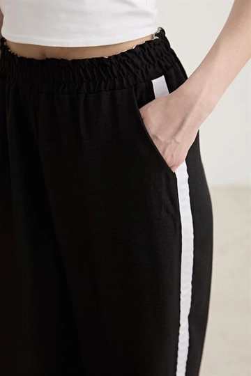 A wholesale clothing model wears  White Stripe Detailed Elastic Trousers Black
, Turkish wholesale Pants of Levure