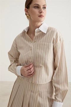 Bir model, Levure toptan giyim markasının 10463-garni-detailed-single-striped-crop-shirt-stone toptan Crop Top ürününü sergiliyor.