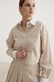 Bir model,  toptan giyim markasının 10463-garni-detailed-single-striped-crop-shirt-stone toptan  ürününü sergiliyor.