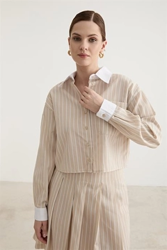 Ein Bekleidungsmodell aus dem Großhandel trägt 10463-garni-detailed-single-striped-crop-shirt-stone, türkischer Großhandel Oberteil von Levure