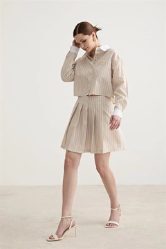Un mannequin de vêtements en gros porte 10463-garni-detailed-single-striped-crop-shirt-stone, Crop Top en gros de Levure en provenance de Turquie