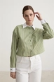 Bir model,  toptan giyim markasının 10467-garni-detailed-single-striped-crop-shirt-green toptan  ürününü sergiliyor.