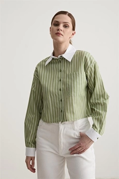 Un model de îmbrăcăminte angro poartă 10467-garni-detailed-single-striped-crop-shirt-green, turcesc angro Crop Top de Levure