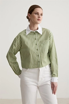 Bir model, Levure toptan giyim markasının 10467-garni-detailed-single-striped-crop-shirt-green toptan Crop Top ürününü sergiliyor.