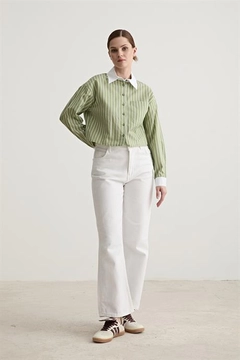 Bir model, Levure toptan giyim markasının 10467-garni-detailed-single-striped-crop-shirt-green toptan Crop Top ürününü sergiliyor.