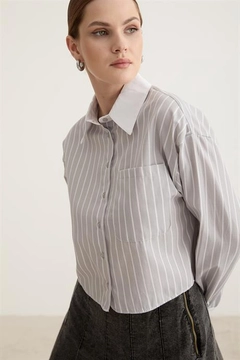 Una modelo de ropa al por mayor lleva lev10468-garni-detailed-single-striped-crop-shirt-gray, Blusa turco al por mayor de Levure