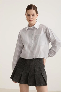 Bir model, Levure toptan giyim markasının lev10468-garni-detailed-single-striped-crop-shirt-gray toptan Crop Top ürününü sergiliyor.