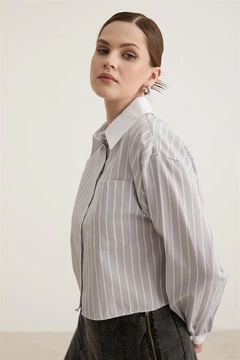 Hurtowa modelka nosi lev10468-garni-detailed-single-striped-crop-shirt-gray, turecka hurtownia Krótki top firmy Levure