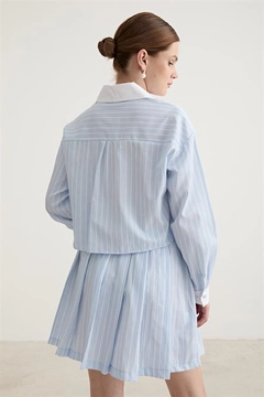 Bir model, Levure toptan giyim markasının 10445-garni-detailed-single-striped-crop-shirt-blue toptan Crop Top ürününü sergiliyor.