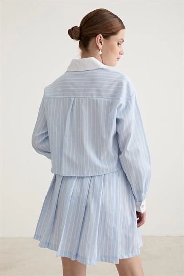 Bir model, Levure toptan giyim markasının  Garni Detaylı Tek Çizgili Crop Gömlek Mavi
 toptan Crop Top ürününü sergiliyor.