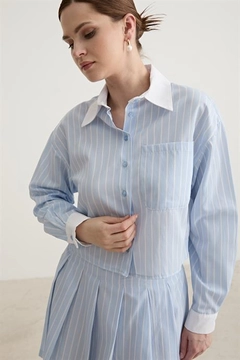 Bir model, Levure toptan giyim markasının 10445-garni-detailed-single-striped-crop-shirt-blue toptan Crop Top ürününü sergiliyor.