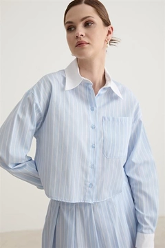 Ein Bekleidungsmodell aus dem Großhandel trägt 10445-garni-detailed-single-striped-crop-shirt-blue, türkischer Großhandel Oberteil von Levure