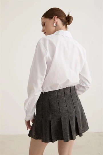 Ein Bekleidungsmodell aus dem Großhandel trägt  Hemd Mit Knopfdetail Und Bauchfreiem Bindeband In Weiß
, türkischer Großhandel Hemd von Levure